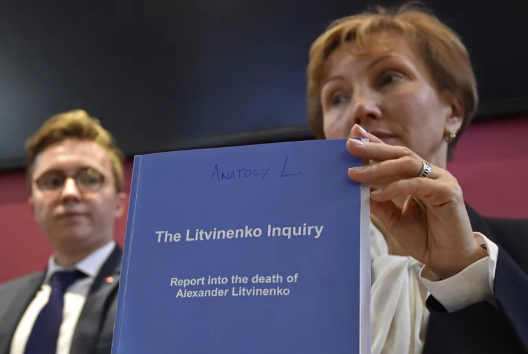 Aleksandr Litvinenko lesk Marina Litvinenko ja nende poeg Anatoli esitlevad raportit. Foto: Scanpix