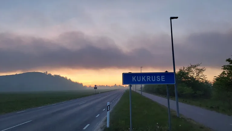 Kohtla-Järve Kukruse linnaosa mattus mõne kilomeetri kaugusel asuva Uikala prügila põlengu tõttu kolmapäeva õhtul paksu suitsu sisse.