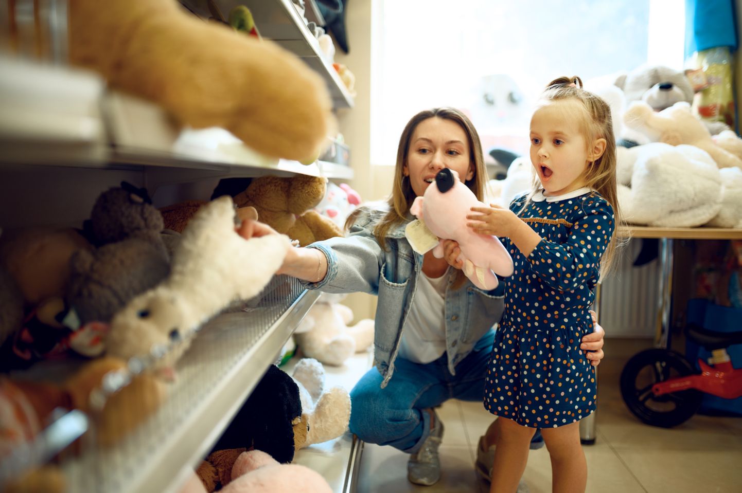 Ребенок в игрушечном магазине. Иллюстративное фото