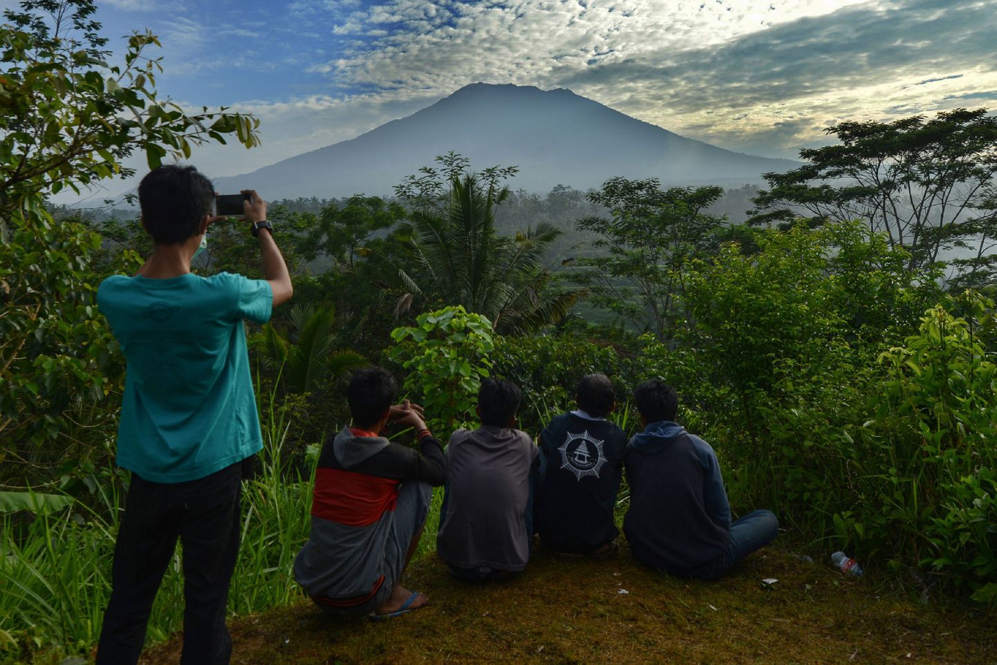 Inimesed vaatavad kauguses kõrguvat Agunga vulkaani