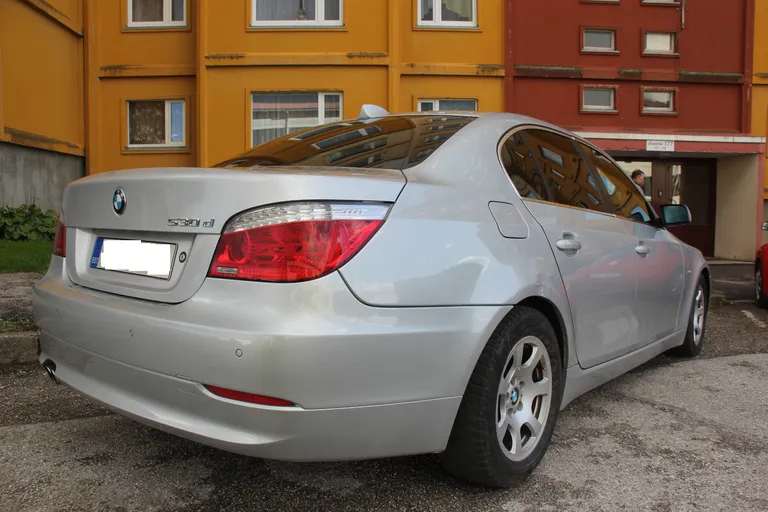 Поцарапанный автомобиль.