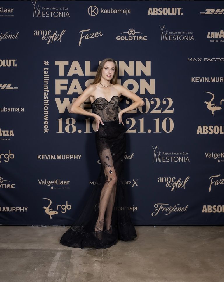 Anna Pavlova särab Eesti disaineri HEARTINA loomingus. Rohkete detailidega kleidile lisab põnevust läbipaistev seelikuosa. Pikk kleit lausa õhkub elegantsusest, kuid samas näitab ka kauneid jalgu ja figuuri. Võimatu on märkamatuks jääda!