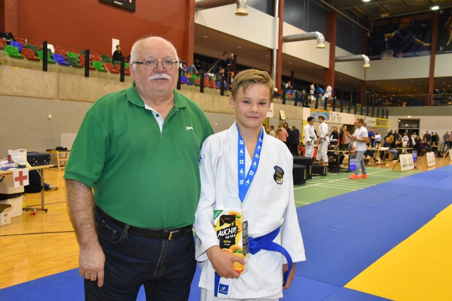 Viljandi spordiklubi Taifu judotreener Viljar Kannel hõbedase medali teeninud Geron Vidderiga.