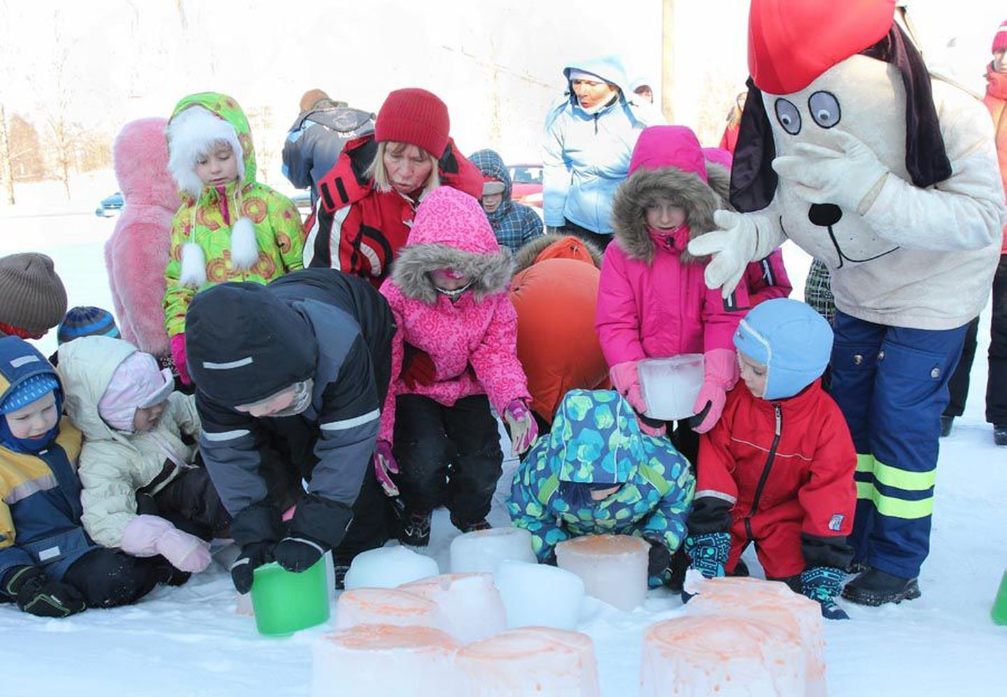 Männimäe lasteaia lapsed kirjutasid värvilistest jääkamakatest lumekünkale 112, et tähistada saabuvat üle-euroopalise hädaabinumbri päeva.