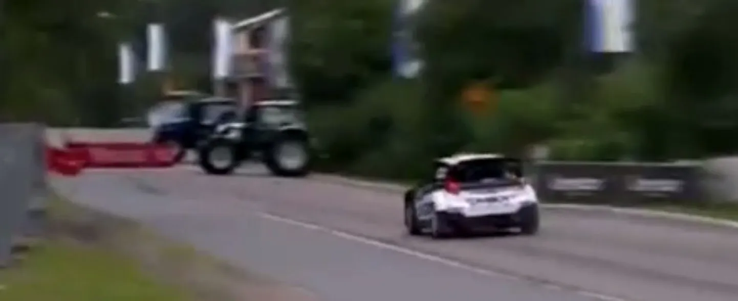 Ott Tänak ja Raigo Mõlder pidid sarnaselt kolleegidele Soome MM-ralli publikukatsel traktorite vahel laveerima.