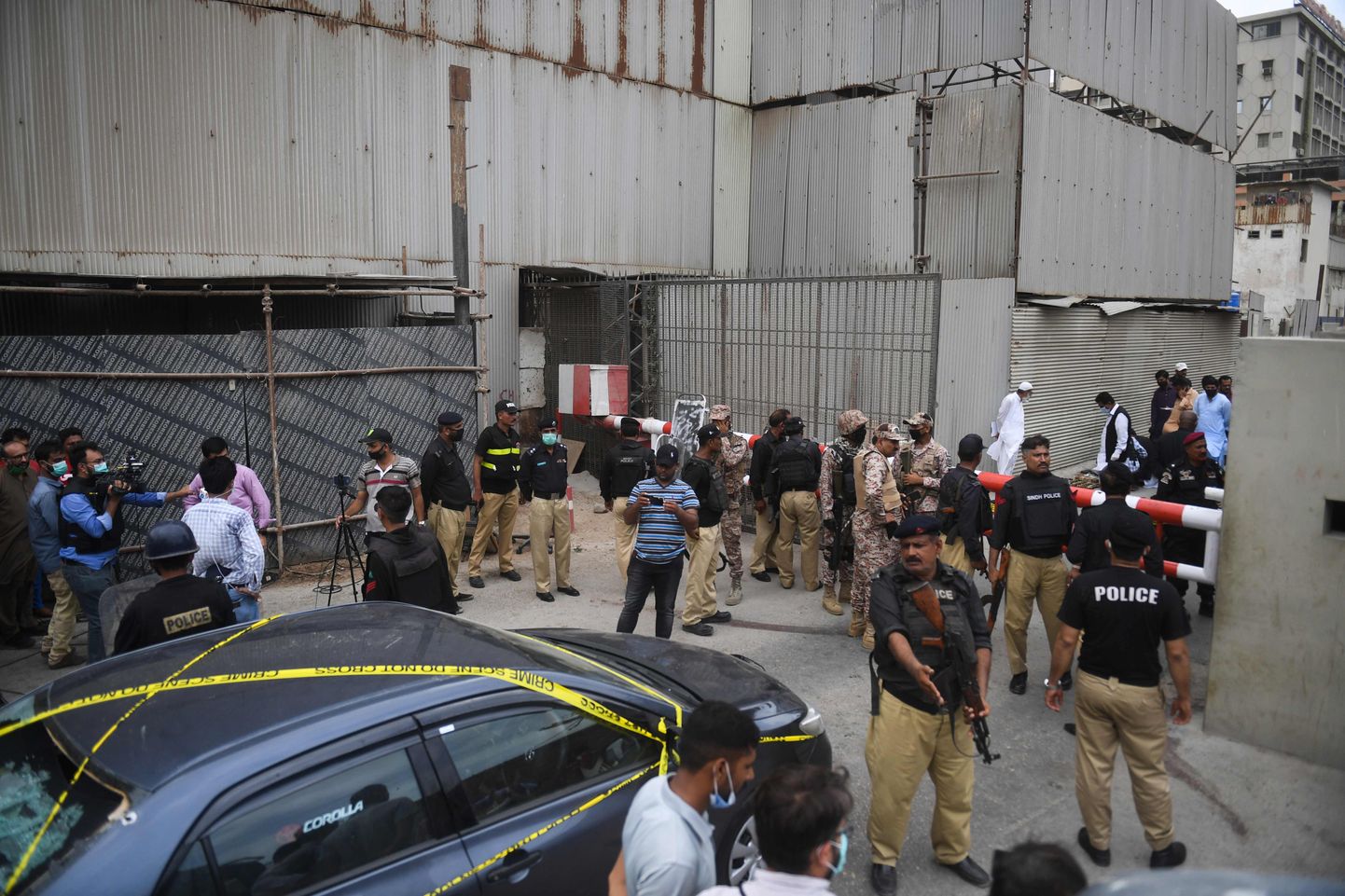 Julgeolekutöötajad Karachis Pakistani börsi sissepääsu juures pärast relvastatud isikute rünnaku tõrjumist ja ründajate tapmist.