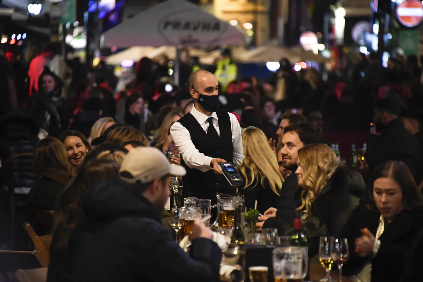 Maskis kelner 4. novembril Londoni Soho linnaosa välirestoranis. Järgmisel päeval suleti koroonanakkuse leviku tõjkestamiseks taas kogu sealne ühiskond. Nature uuring osutab, et restoranid on osutunud viiruse superlevikohtadeks.