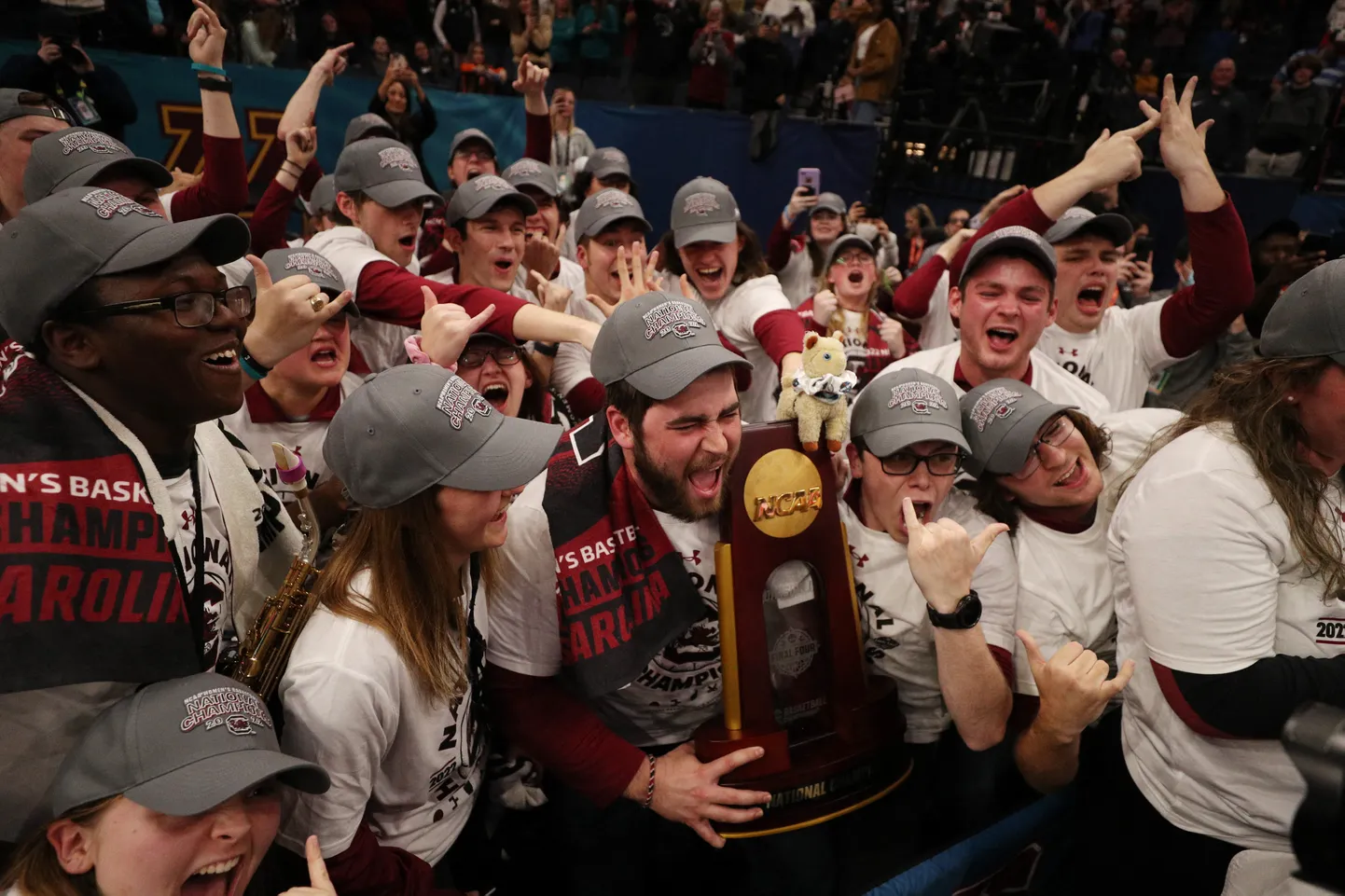 Dienvidkarolīnas Universitātes dāmu basketbola komanda svin uzvaru NCAA čempionātā.