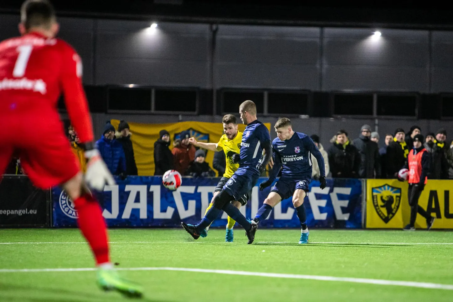 Meistriliiga avavoor jalgpallis: Pärnu Vaprus vs. Paide linnameeskond. Pärnu Rehepapi kunstmuruväljak.