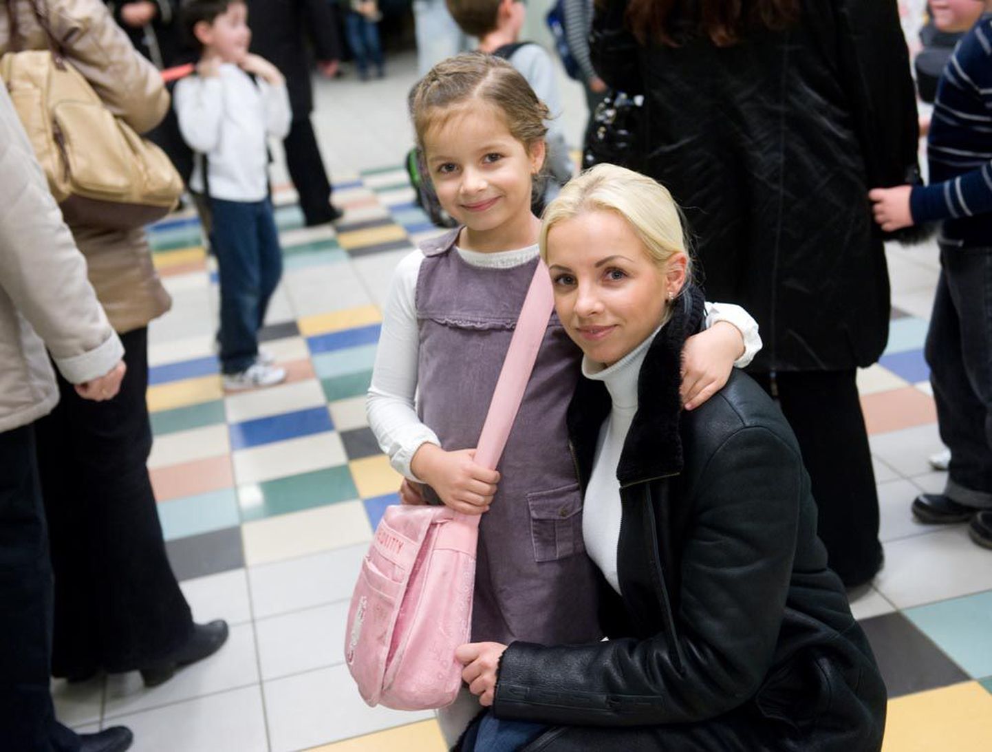 Jelena Prohhorova valmistab tütar Sandrat ette Tallinna Tõnismäe reaalkooli  tuleva aasta sisseastumiseksamiteks.