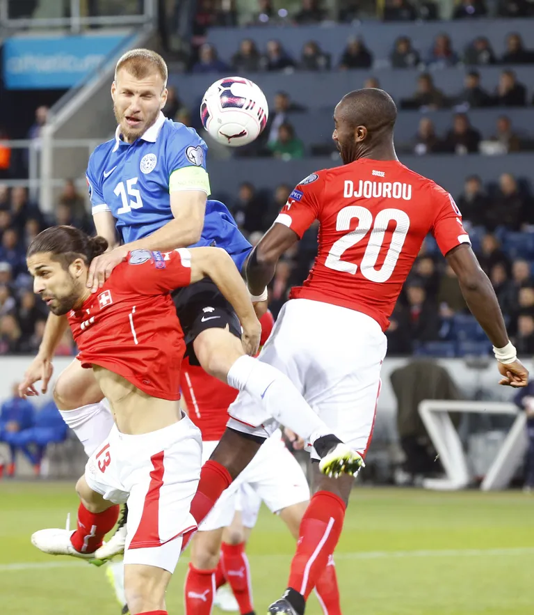 Eesti jalgpallikoondise kapten Ragnar Klavan (sinises) heitlemas Šveitsi koondislastega. Foto: