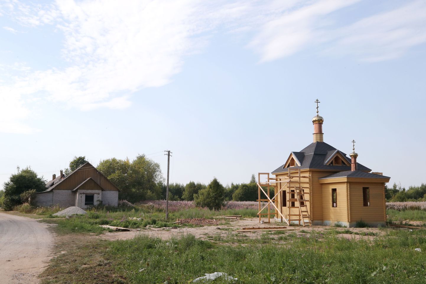 Peipsiääre vallas Varnja külas valmiv õigeusu kirik mahutab kõige rohkem 50 inimest, ent väiksusest hoolimata on sel kolm säravat sibulkuplit.