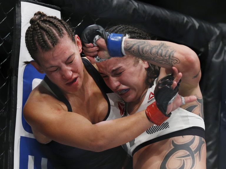 Raquel Pennington (sinised kindad) ja Miesha Tate (pinased kindad) oma viimases UFC lahingus Madison Square Gardenis 2016.aastal. 