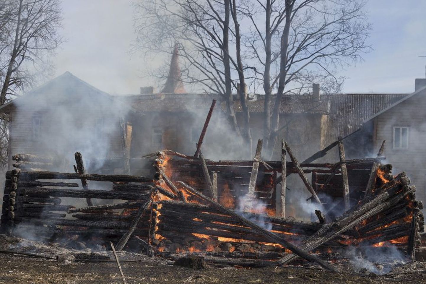 Suure-Jaani koguduse kõrvalhooned, kus koguduse liikmed oma asju hoidsid, põlesid talgulõkkest alguse saanud tulekahjus maha.