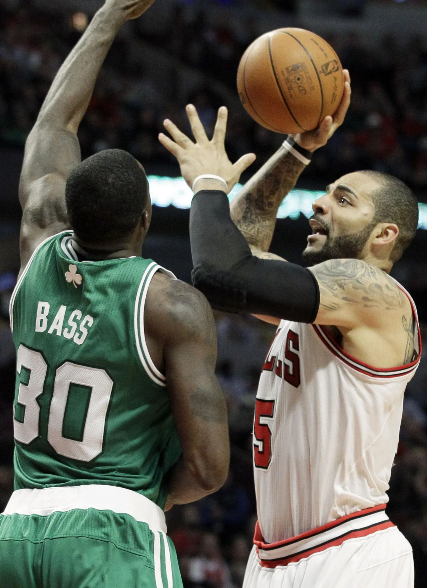 Carlos Boozer (paremal) aitas Chicago Bullsi võidule Boston Celticsi üle.