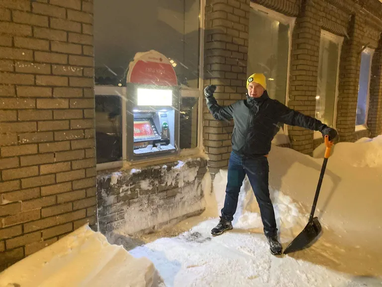 Маргус освободил банкомат от снежного плена.