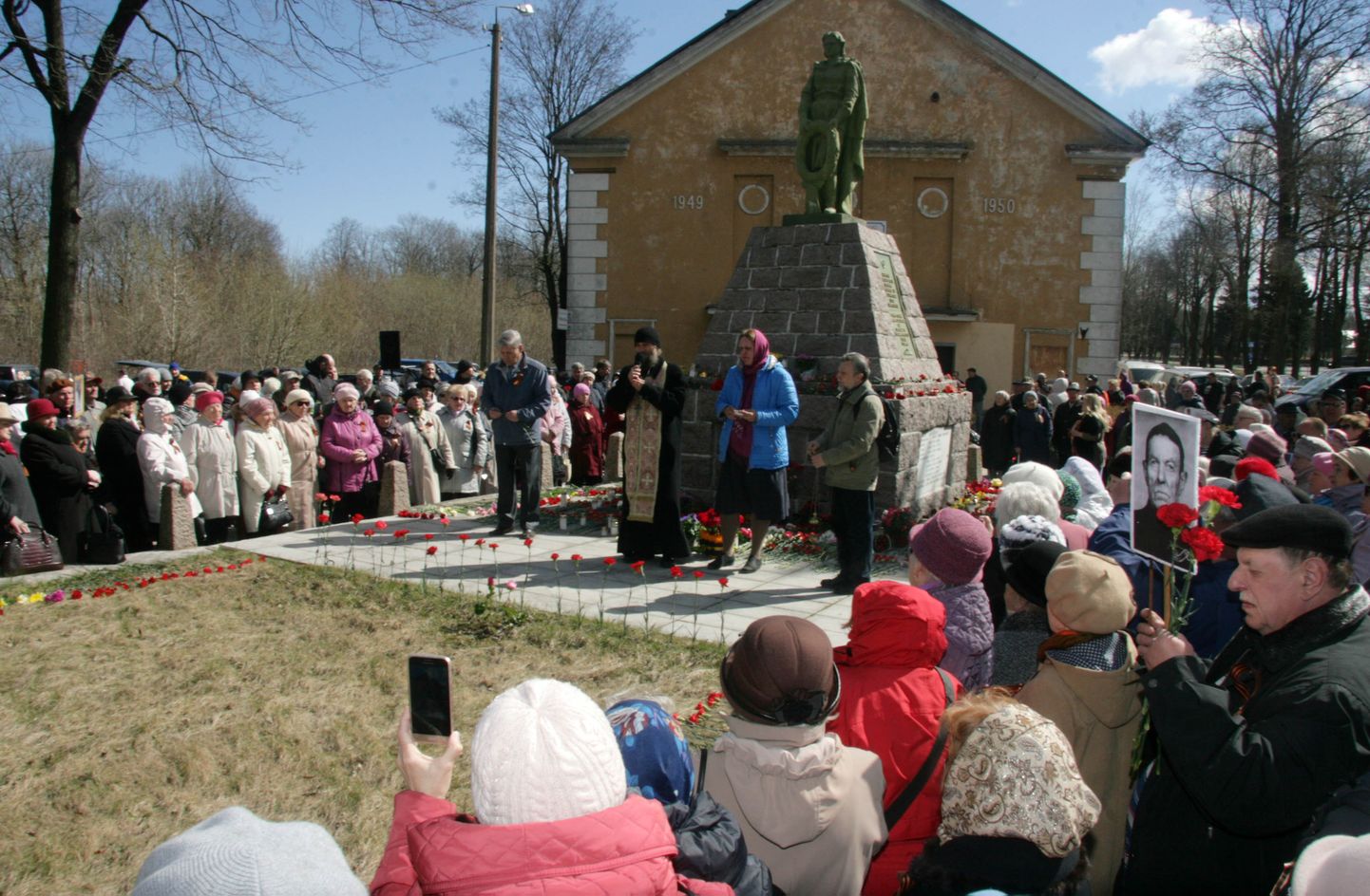 Kohtla-Järve vanalinnas asuva mälestusmärgi alla on teadaolevalt maetud ka inimesi. Kas riik peab seda sobivaks matmispaigaks või mitte, pole teada, sest sõjahaudade komisjon pole seda arutanud.