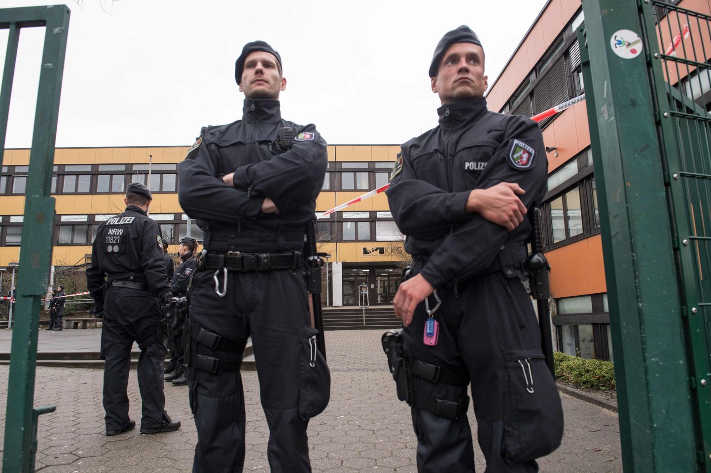 Politsei Lüneni linna kooli ees valvet pidamas.