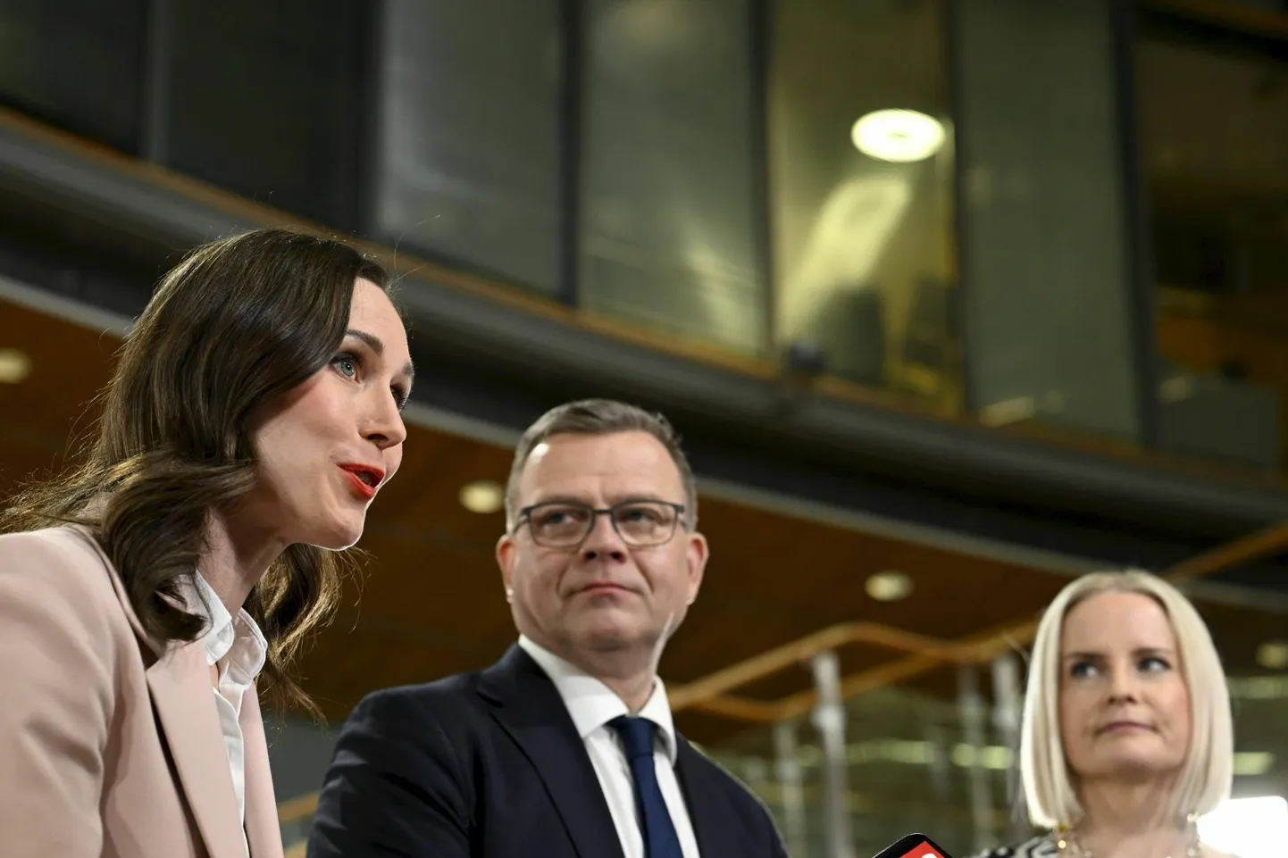 Soome parlamendivalimised võitnud Koonderakonna juht Petteri Orpo (keskel) koos põhikonkurentide, sotside esimehe ja senise peaministri Sanna Marini (vasakul) ja Põlissoomlaste liidri Riikka Purraga valimisõhtul ajakirjanike ees. Ühte neist on Orpol vaja ka oma võimuliitu.