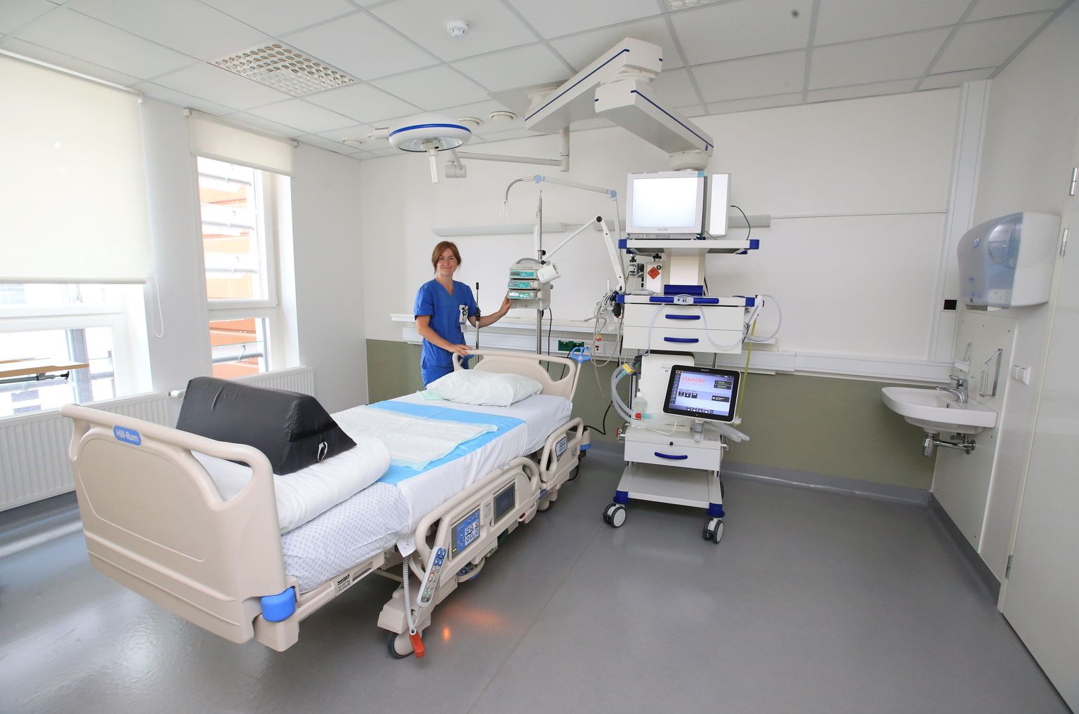 Tartu Ülikooli kliinikumi anestesioloogia ja intensiivravi kliiniku vanemõde Liisi Põldots Covid-19 patsiendi isolaatoris.