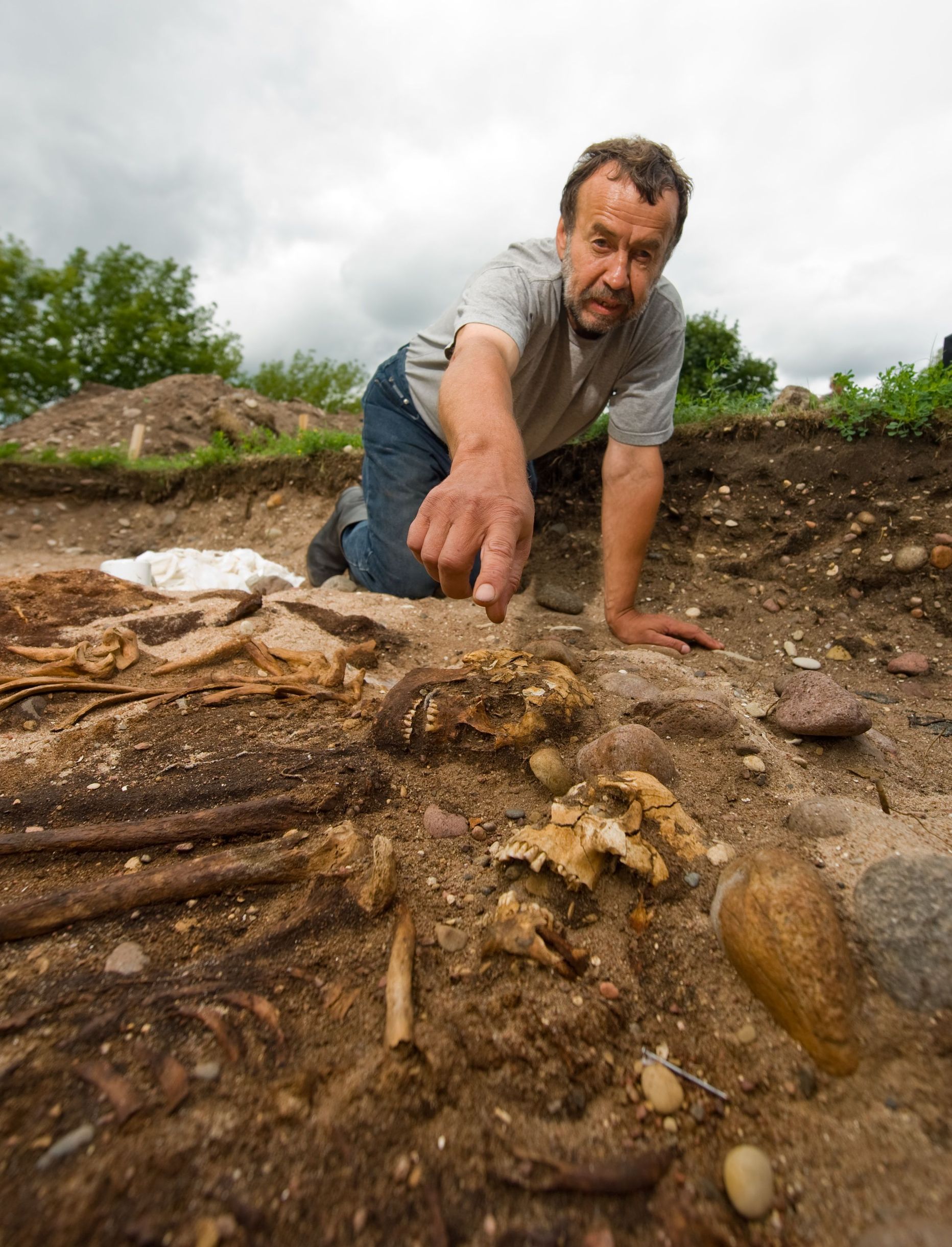 Arheoloogiadoktor Jüri Peets kaevamistel Salme külas, kust leiti viikingilaev inimsäilmetega.