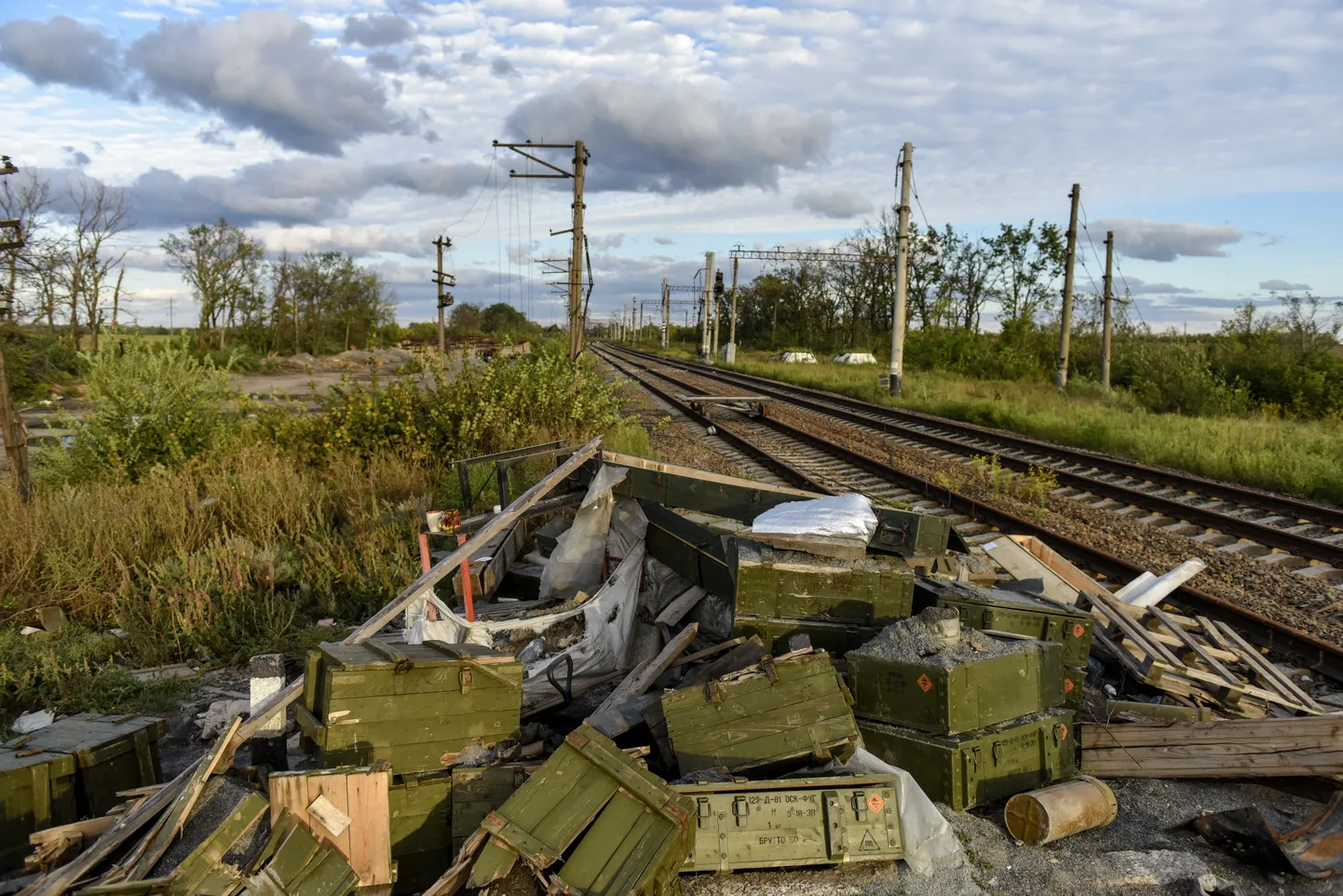 Vene vägede hüljatud positsioonid Harkivi oblastis raudtee ääres möödunud aasta septembris.
