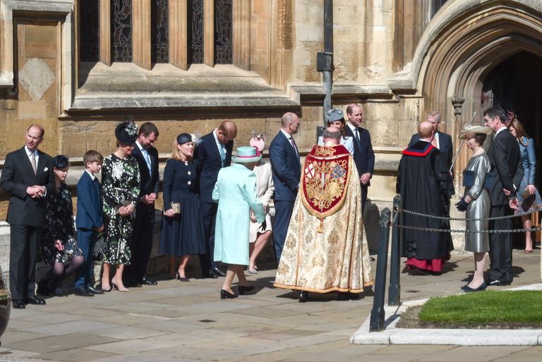 Briti kuningliku pere liikmed eesotsas Elizabeth II-ga suundumas Windsori lossi St. George'i kabelisse lihavõttejumalateenistusele