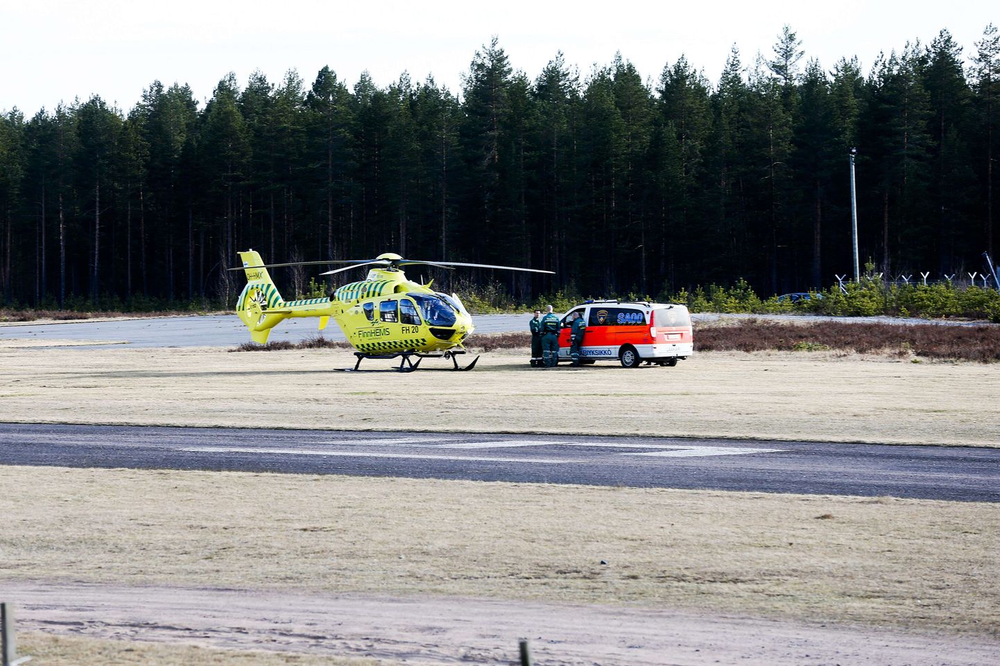 Helikopter ja kiirabiauto eile  Jämijärvi lennuväljal.
