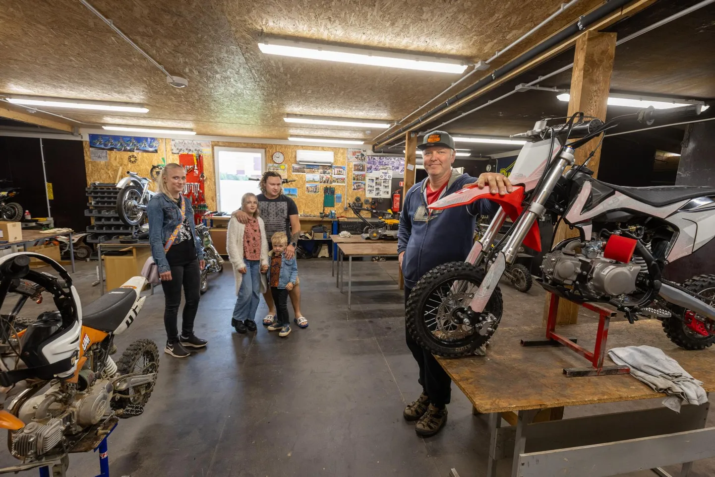 Viljandi huvikooli motoring tegutseb Vikerkaare tänaval, kus töökoja taga on ka ringi enda sõidurada. Kohaletulnud huvilistele rääkis ringi hingeelust õpetaja Toomas Raba.