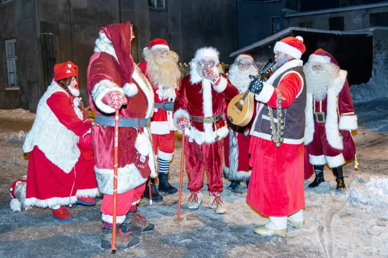Kohale olid tulnud jõuluvanadki.