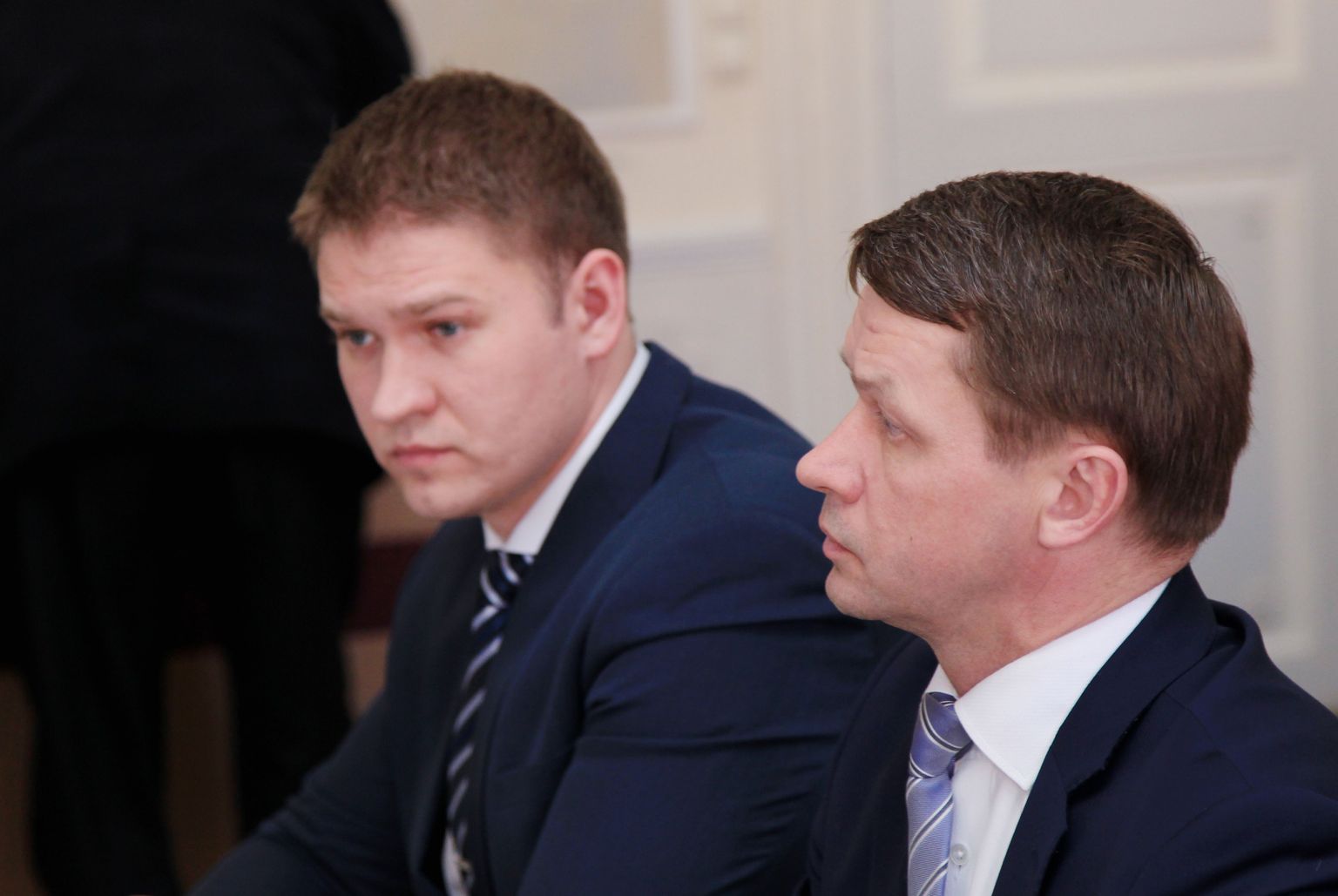 Neljapäeva õhtul abilinnapea kohalt tagasi astunud Artjom Suvorov (vasakul) ja Valvo Semilarski lasti reedel pärast 48 arestimajas veedetud tundi vabadusse.