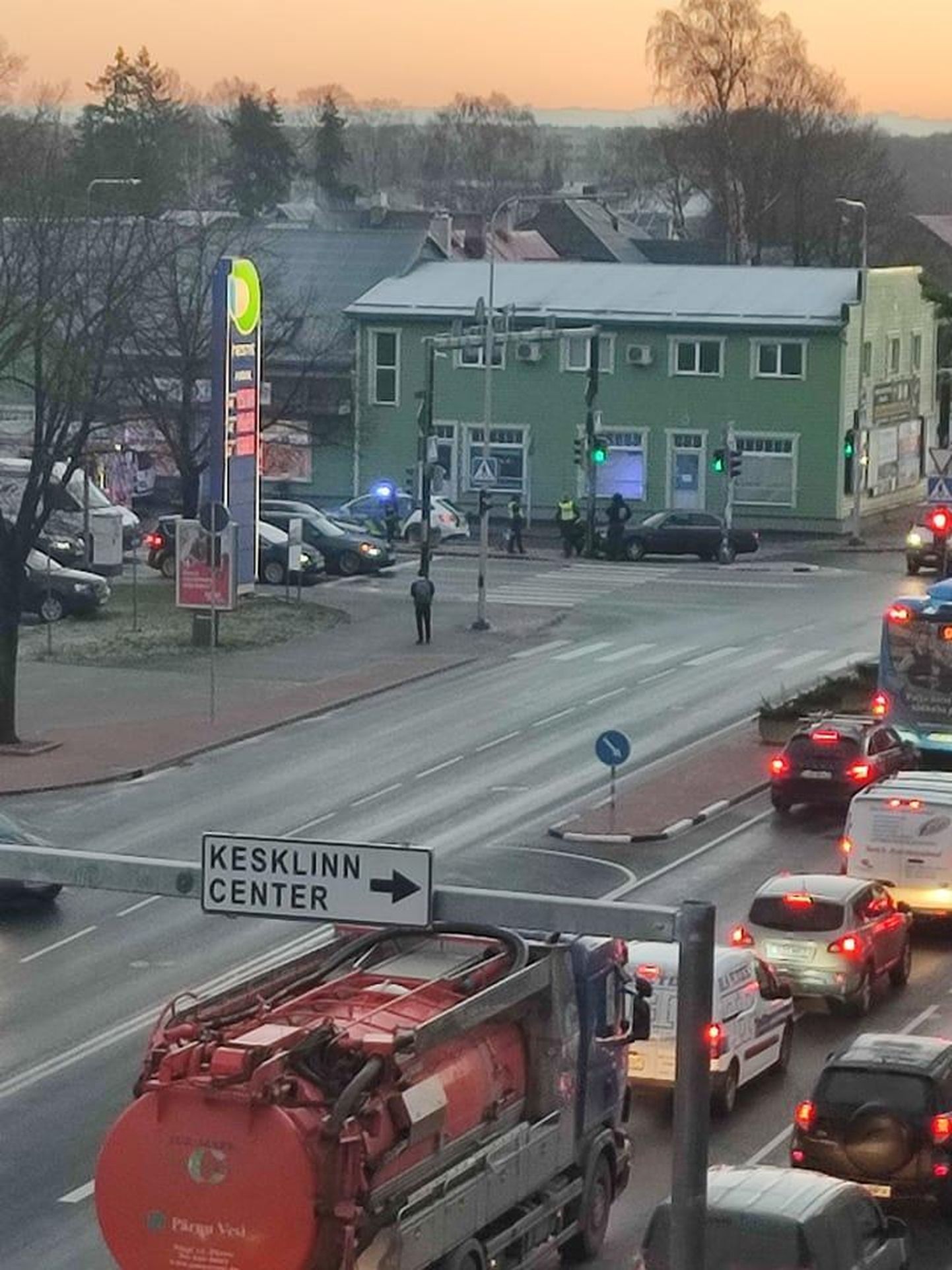 Pärnus Tallinna maanteel libedal teel juhtunud liiklusõnnetuse tõttu tekkisid piirkonda väiksed ummikud.