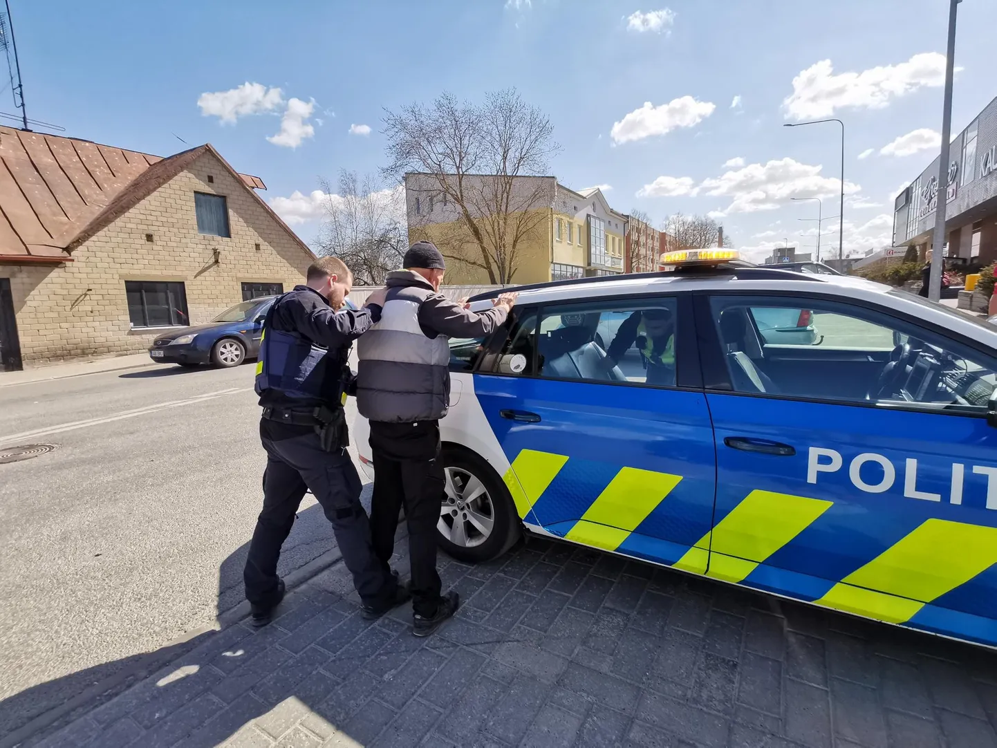 Politseinikud viisid Audi joobekahtlusega juhi endaga kaasa.