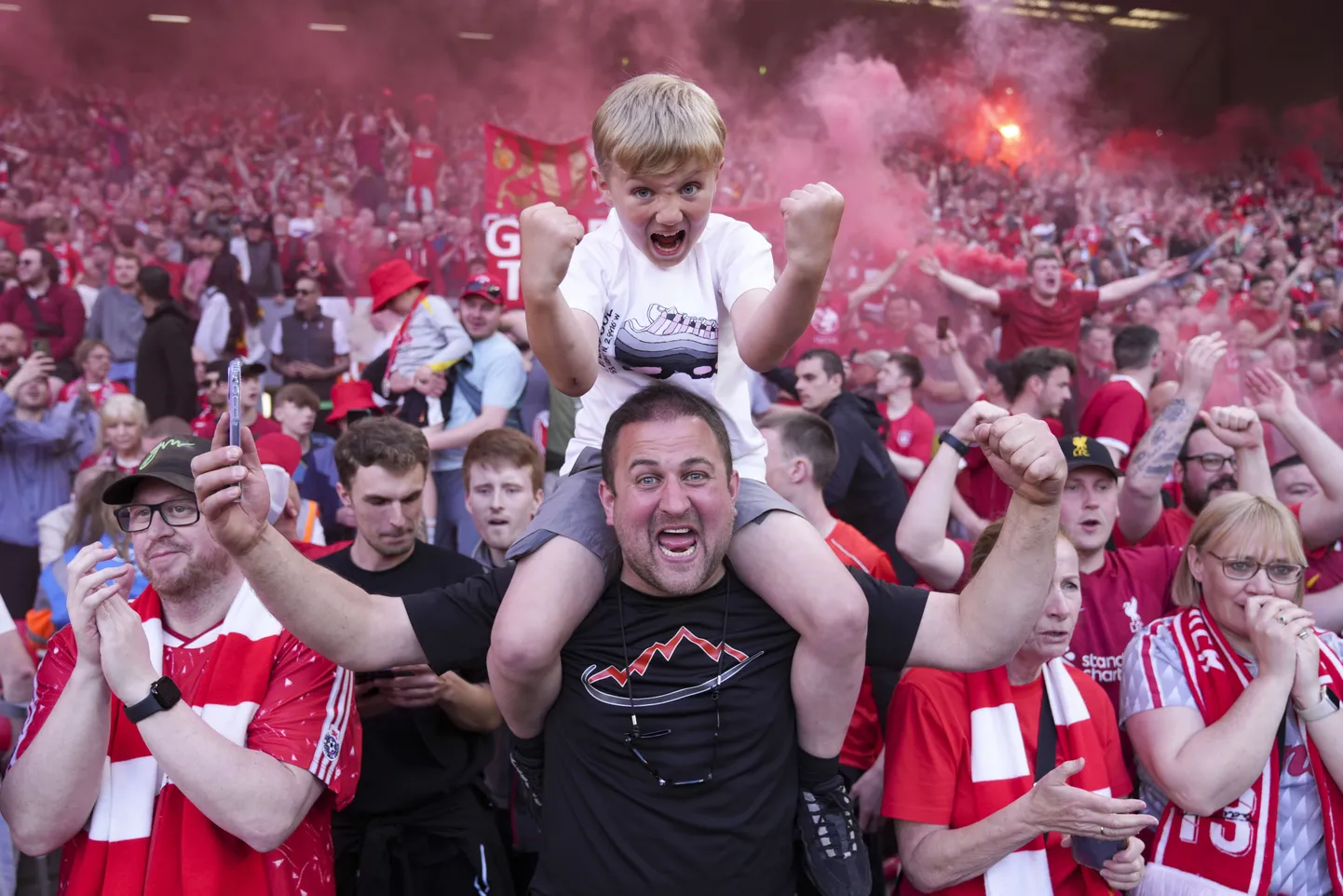 Liverpūles līdzjutēji svin uzvaru pēc savas komandas uzvaras Anglijas Premjerlīgas futbola mačā starp Liverpūles "Liverpool" un Totenhemas "Hotspur" komandām Liverpūlē, Anglijā, svētdien, 2025. gada 27. aprīlī.