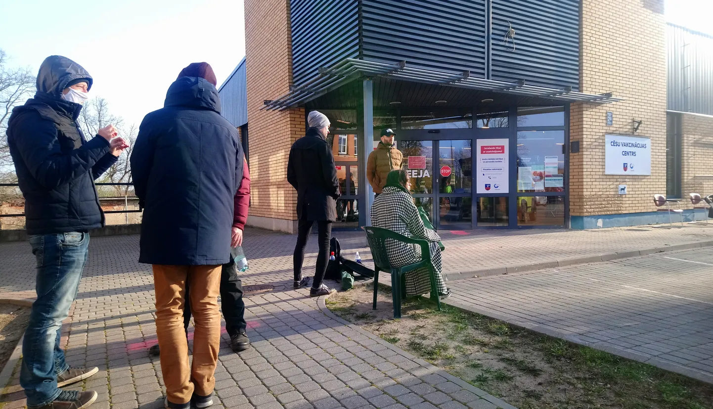 Cēsīs, pie masu vakcinācijas centra bijušā "Super Netto" veikala telpās Bērzaines ielā 2a, cilvēki "dzīvajā rindā" gaida iespēju saņemt vakcīnu pret Covid-19.