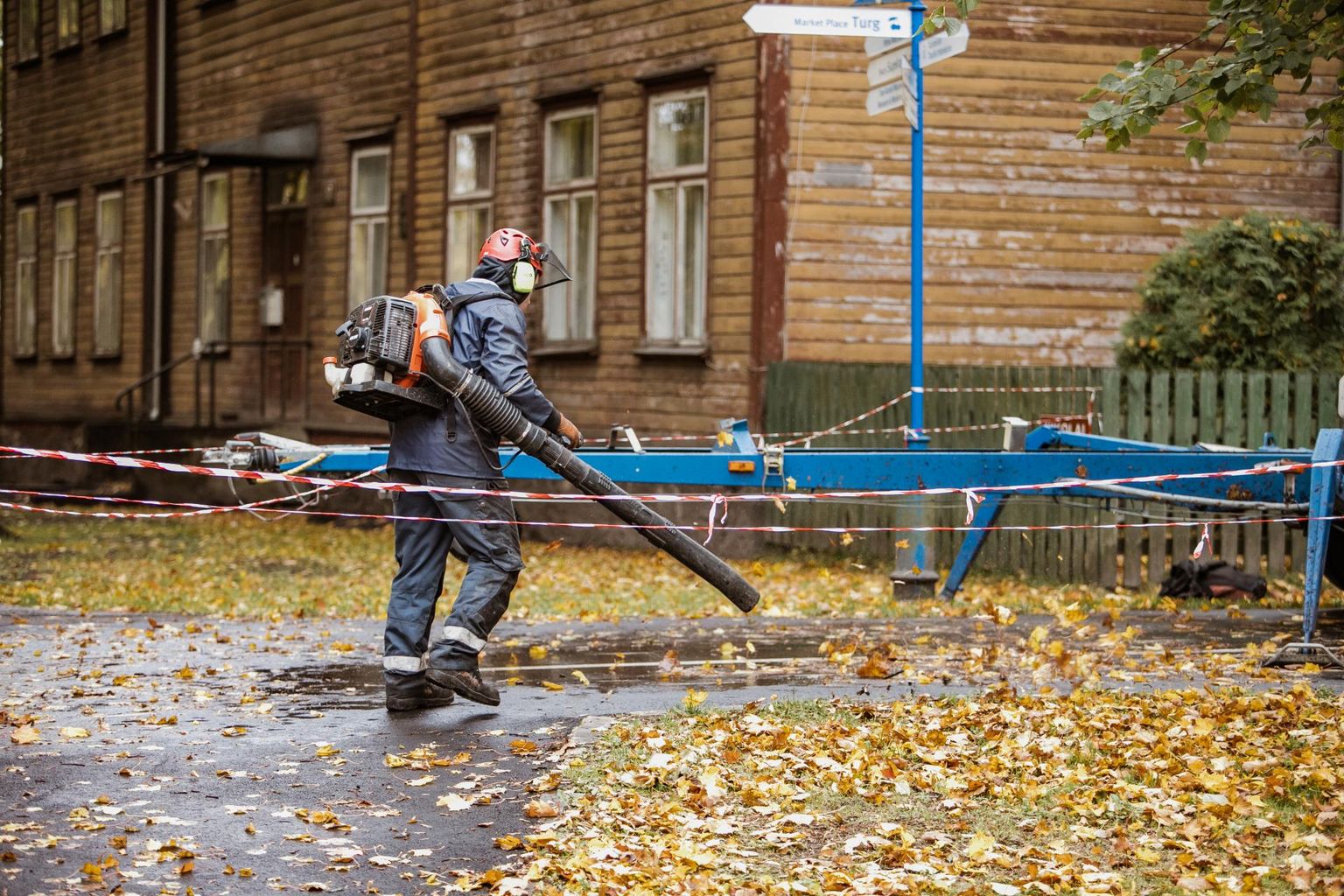 Paljud ­linlased kahtlevad, kas on mõttekas ­lehed kõnniteelt kõrvale puhuda, kui tuulehoog need kohe ­õige pea ­tagasi toob.