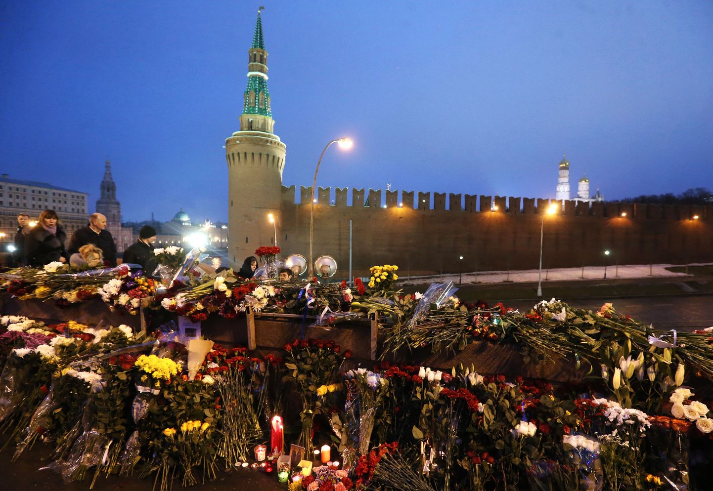 Lilled Boriss Nemtsovi mõrvapaigal.