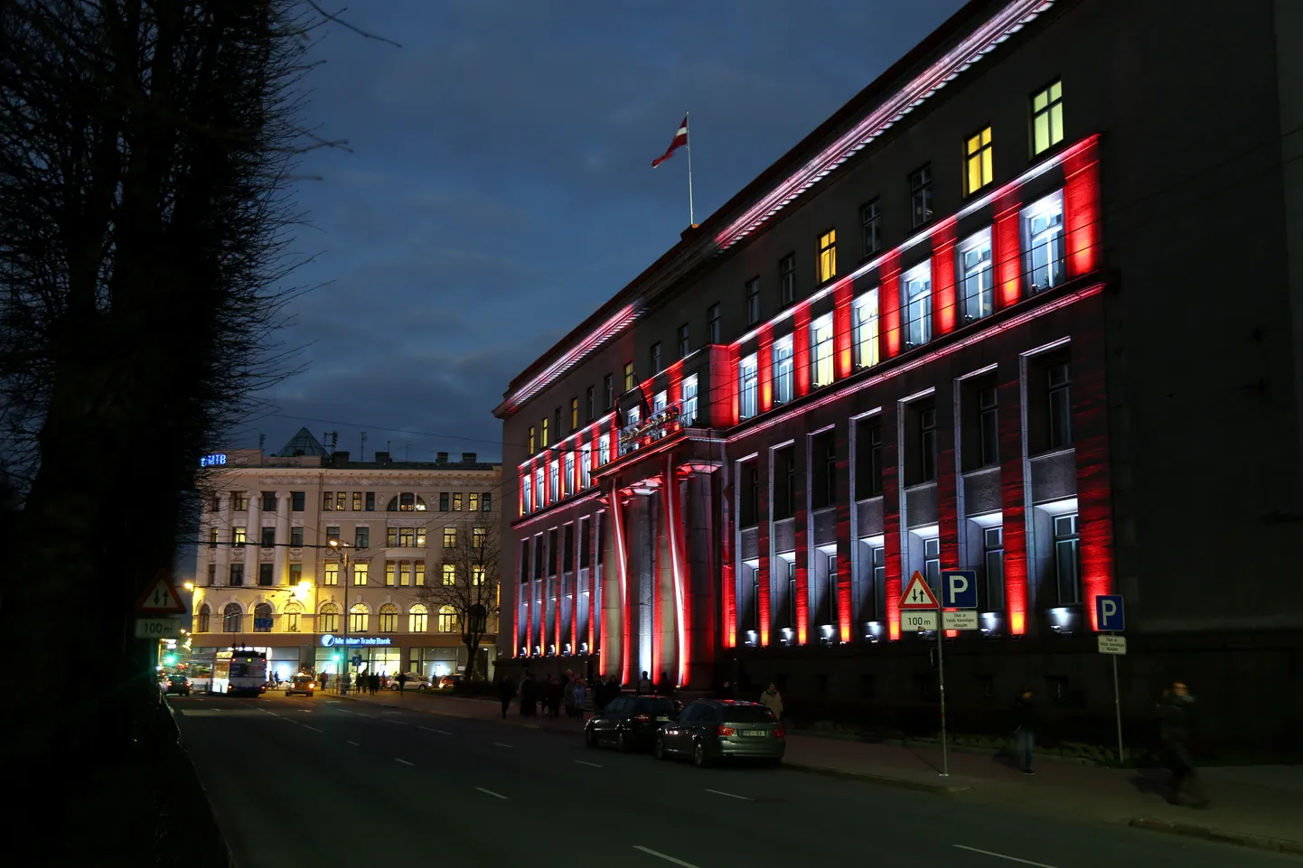 Gaismas festivāla "Staro Rīga" Ministru kabineta izgaismošanas projekts "Mosties!".