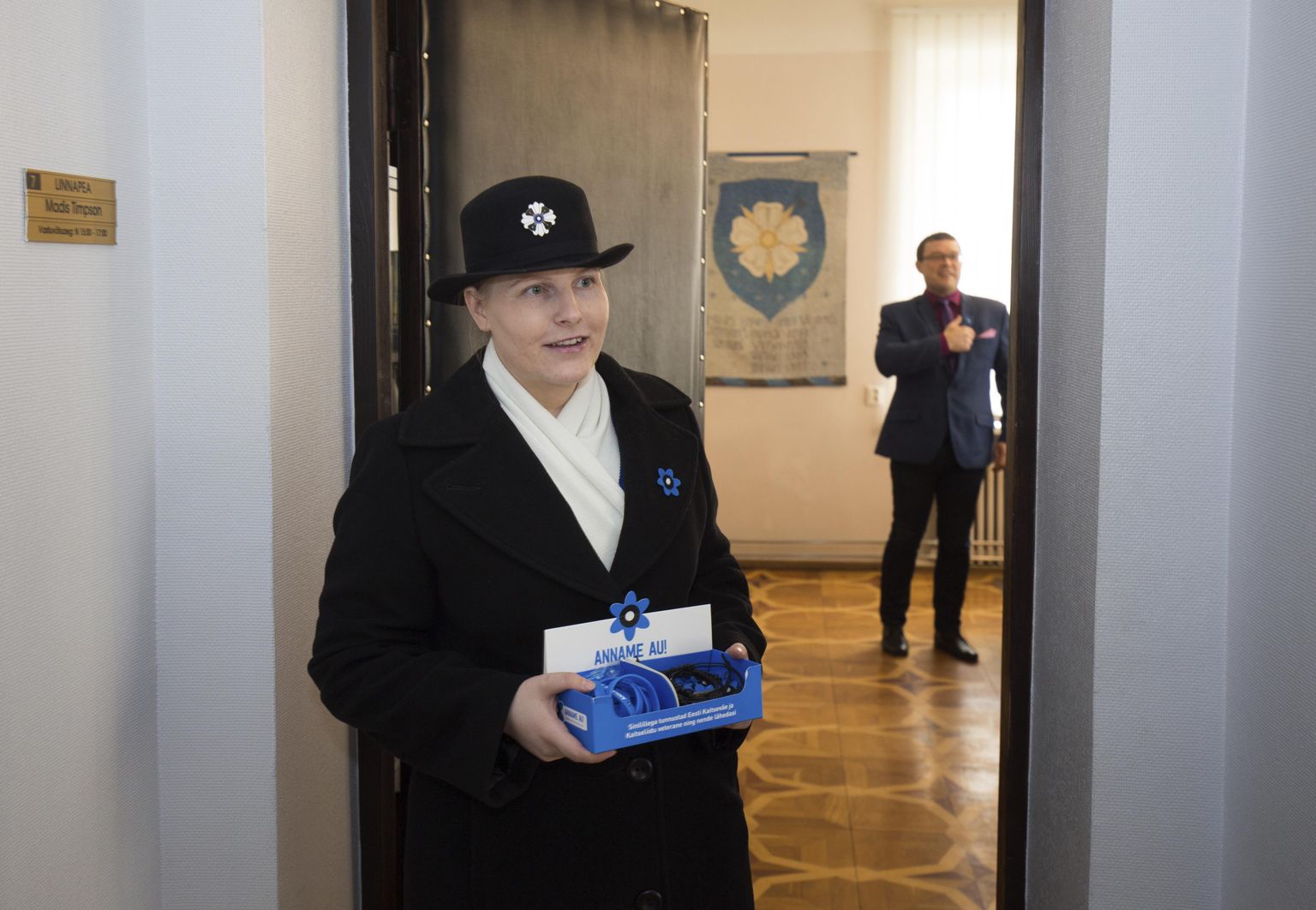 Naiskodukaitse Sakala ringkonna esinaine Jane Koitlepp väljub linnapea Madis Timpsoni kabinetist. Meer sai seekord Viljandis esimesena sinilille rinda.