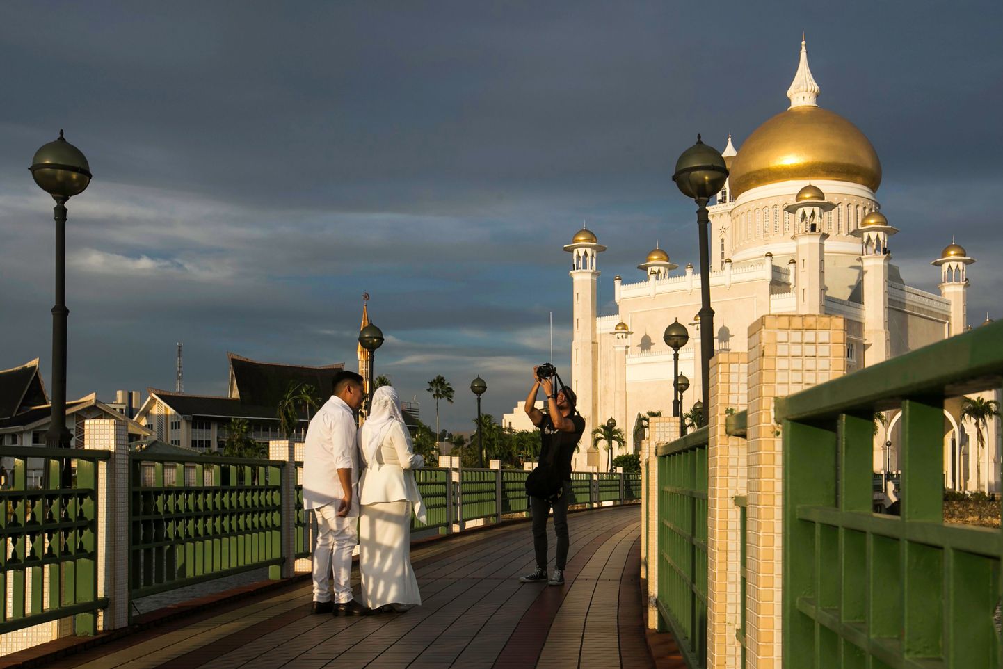 Pruutpaar sultan Omar Ali Saifuddieni mošee juures Brunei pealinnas Bandar Seri Begawanis.