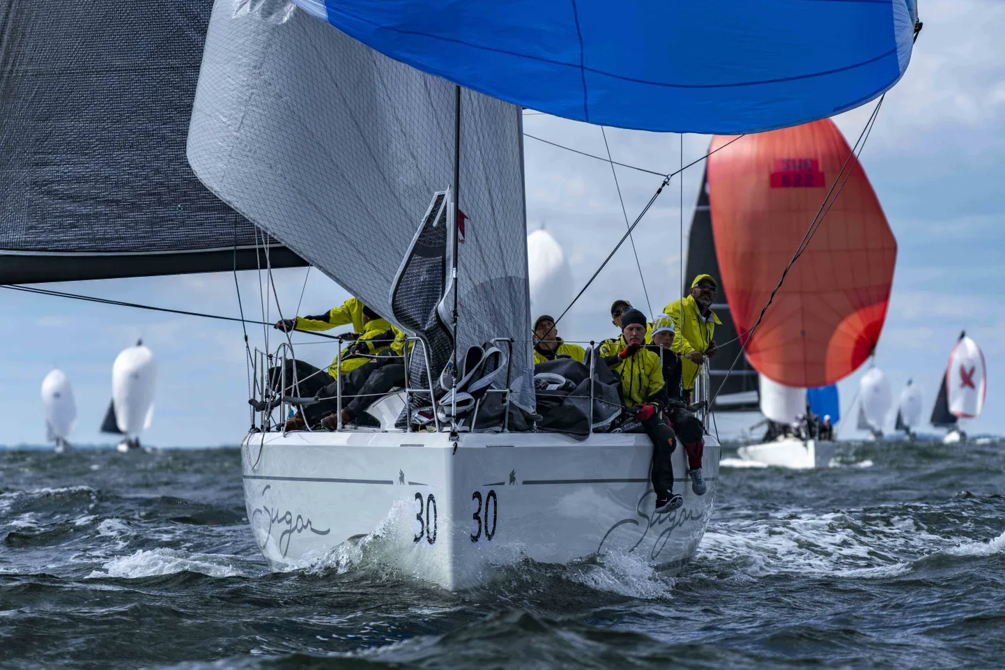 Kuigi Sugari meeskond lõpetas Euroopa meistrivõistluste avapäeva 20. kohal, on neil medalilootused säilinud, kuna halvim sõit läheb maha arvamisele.