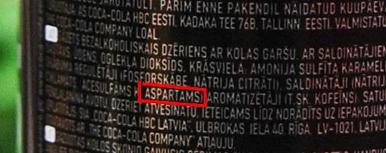 Coca-Cola dzēriena sastāvā ir mākslīgais saldinātājs aspartāms, par kura ietekmi uz veselību ir dažādi viedokļi. Uzturas speciālists norāda, ka tā ilgstoša lietošana var palielināt risku saslimt ar cukurslimību