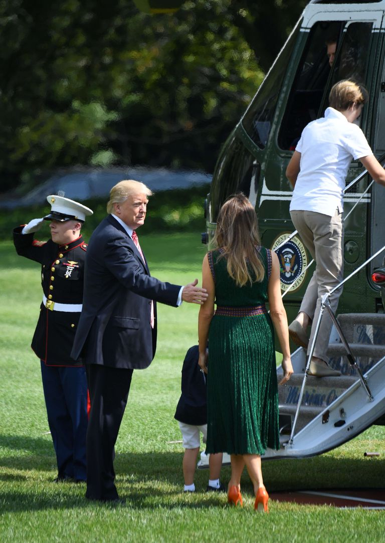Donald Trump minemas koos oma perega koodnime Marine One nime kandva helikopteri pardale, et sõita nädalavahetuseks Camp Davidi residentsi. Foto: Chine Nouvelle/SIPA/SCANPIX