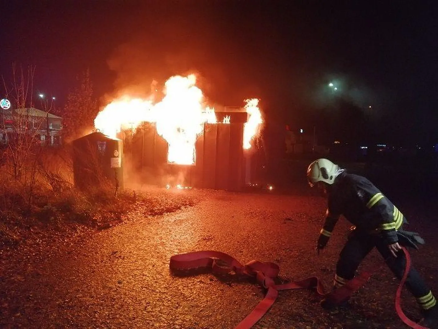 Suur-Jõe tänaval Kanpoli kaupluse juures hävis 2019. aasta oktoobri öösel tules taara vastuvõtupunkt.
