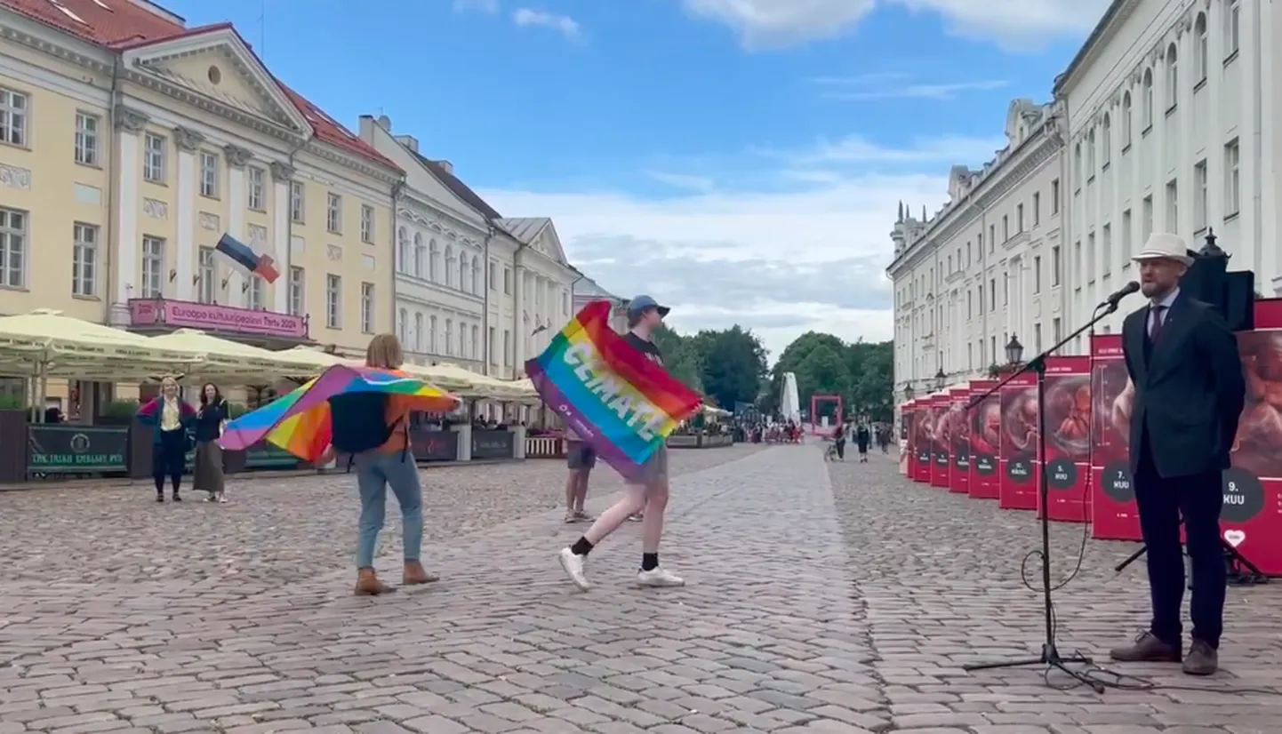 Vikerkaarelippudega noored hakkasid tsirkusemuusika saatel tantsima SAPTKi liikme Varro Vooglaiu kõne ajal.