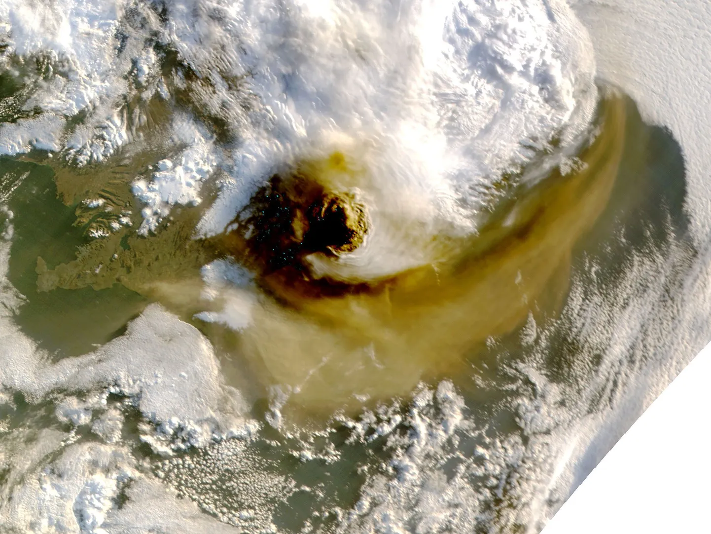 NASA foto Islandi Grimsvötni vulkaanist välja paiskuvast tuhast.