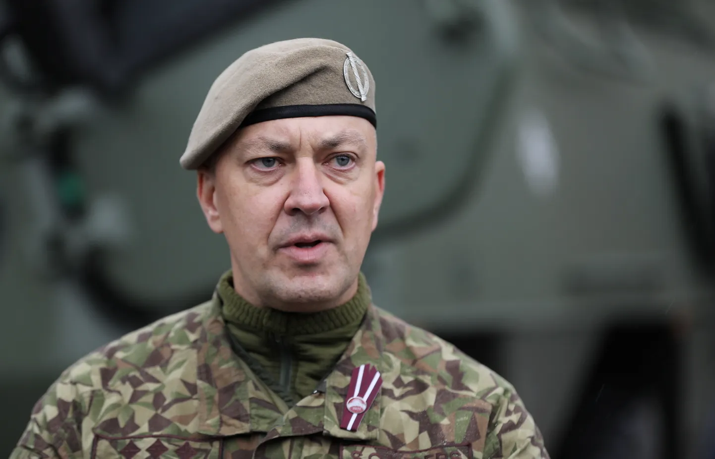 Sauszemes spēku Mehanizētās kājnieku brigādes komandieris pulkvedis Sandris Gaugers piedalās pirmo četru jauno "Patria" 6x6 bruņumašīnu pieņemšanā Ādažu bāzē.