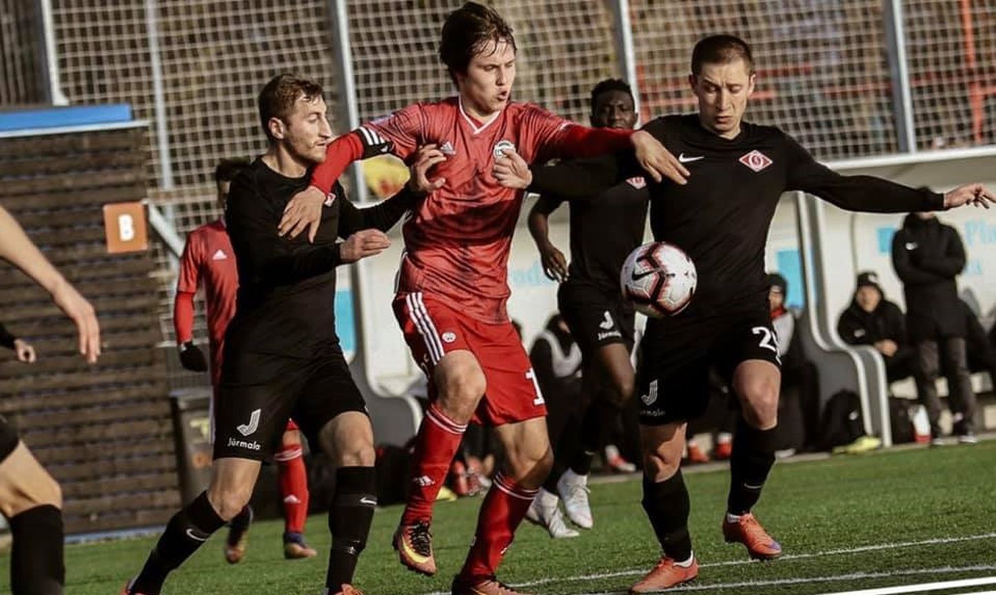 Kluba "Liepāja" futbolists Jānis Ikaunieks (centrā) pret Jūrmalas "Spartaks" spēlētājiem.