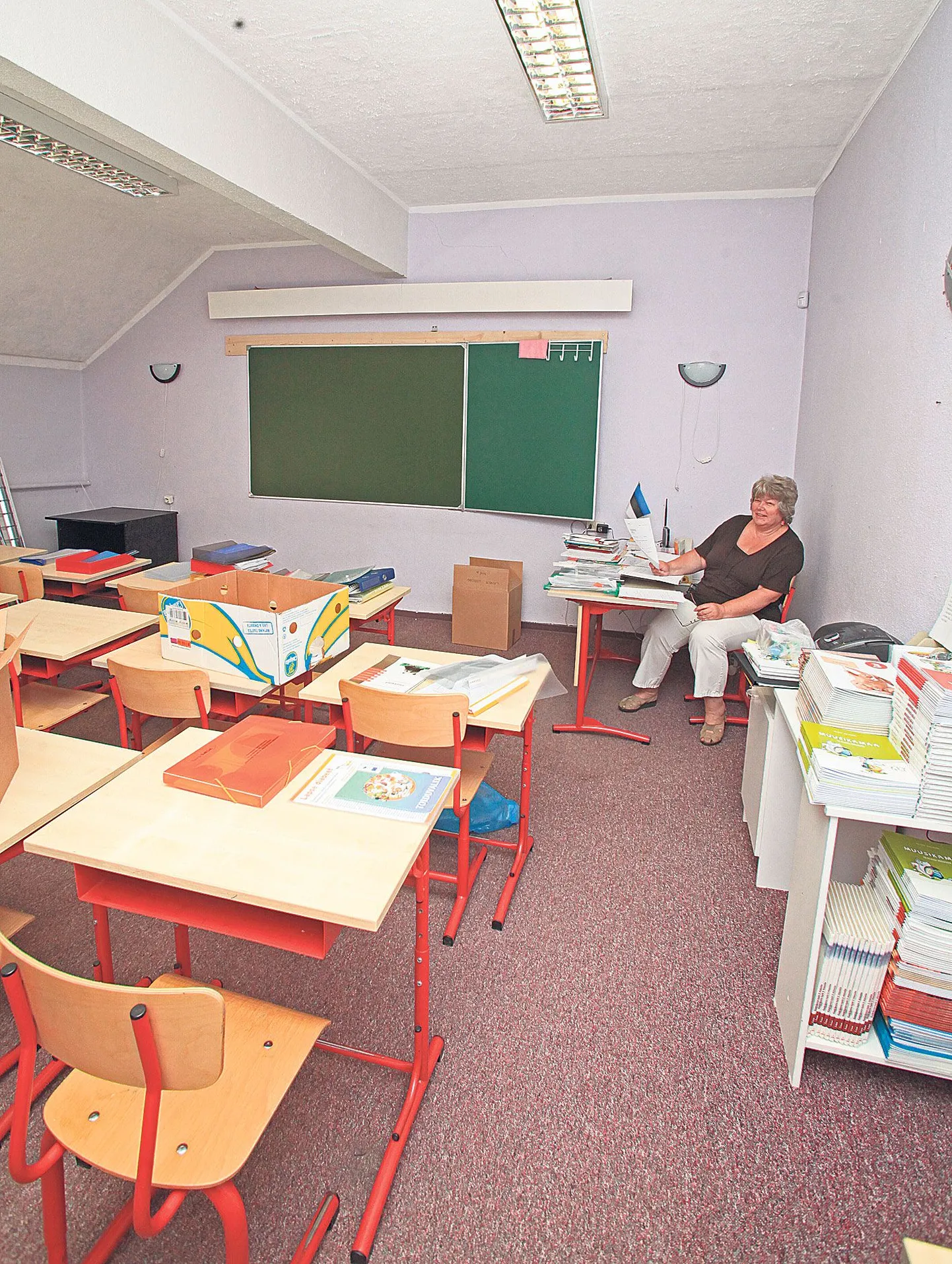 Nõo põhikooli 3.a klassi juhataja Heli Leedjärv ootas eile töömehi, et vaid ühe pisikese aknaga ajutisse klassiruumi veel üks rida päevavalguslampe pandaks.