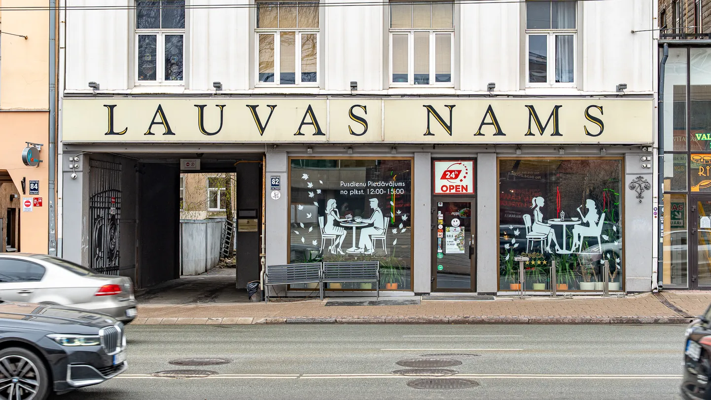 Ēdnīca "Lauvas nams" Rīgā, Brīvības ielā.
